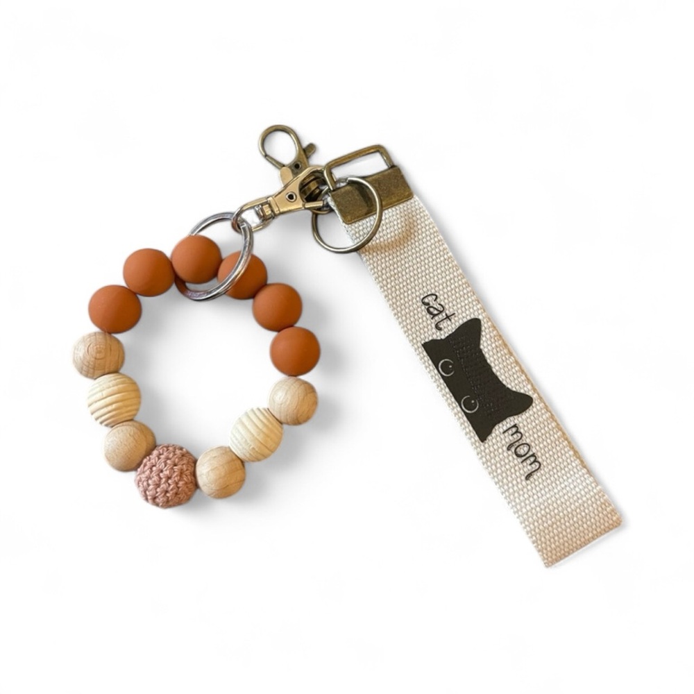CAT MOM Keychain/Bag Charm Wood, Crochet, and Rubber NWOT 🤎🩷🤍